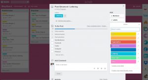 Redaktionsplanung mit TrelloWelches Tool nutzt ihr, um eure Ideen für Blogposts zu sammeln, eure geplanten Beiträge zu organisieren und eure To Dos zu planen, was Mails und Co. angeht? Mein heiliger Gral dafür heißt Trello. Trello ist ein Tool für Projektmanagement, mit dem ihr Listen erstellen, diese mit sogenannten Karten für einzelne To Dos versehen und, wenn ihr das wollt, mit anderen zusammenarbeiten könnt. Ich nutze Trello sowohl für meinen Blog alleine, als auch beruflich, um die Arbeit im Team zu koordinieren. Trello gibt es sowohl als Browser-Version, als auch als App fürs Smartphone. 01Heute zeige ich euch, wie ihr eure Redaktionsplanung rund um den Blog ganz easy mit Trello koordinieren und im Auge behalten könnt. So funktioniert TrelloLegt euch zunächst ein neues Board an, das z.B. „Blog-Organisation“ heißt. Wenn ihr das Board angelegt habt, ist es erst einmal leer (siehe Screenshot). Nun habt ihr die Möglichkeit, über „Add a list“ Listen eurer Wahl anzulegen. Macht das! 02 Hier gibt es unfassbar viele Optionen, wie ihr eure Listen strukturieren könnt. Bei mir hat sich folgende Möglichkeit bewährt. Ich habe Listen angelegt für:„Redaktionsplan“, „Blog-Ideen“, „In Progress“ und „To Do Mails“. Außerdem habe ich mir eine „Done“-Liste angelegt. Man kann erledigte Karten zwar auch über die Archiv-Funktion archivieren, aber ich schieb' die immer so gerne rüber. 03 RedaktionsplanHier trage ich meine geplanten Blogposts ein und weise ihnen ein Datum zu, wann der Post fällig ist. Klickt dafür einfach auf die Karte, dann auf „Due Date“ und legt Datum und Uhrzeit fest. Der Clou: So landet das auch in eurem Trello-Kalender – gleich mehr dazu! 04Zudem weise ich jedem Post eine Farbe zu, so sehe ich auf einen Blick, um welche Kategorie aus meinem Blog es sich handelt. Gelb steht für DIY, hellblau für Lettering, und so weiter. So habe ich immer einen schönen Mix und kann gleich sehen, ob meine Abfolge an Blogposts einigermaßen abwechslungsreich ist.04aBlog-Ideen In der Liste „Blog-Ideen“ lege ich immer, wenn mir eine gute Idee kommt, eine neue Karte an – auch diesen Ideen weise direkt eine Farbe zu, damit ich auf einen Blick sehen kann, um welche Kategorie es sich handelt. Wenn ich die Idee angehen möchte, ziehe ich sie rüber in „In Progress“. In Progress In der Liste „In Progress“ befinden sich alle Posts, die ich momentan bearbeite, völlig egal, wie der Stand ist – ob die Fotos schon gemacht sind, bearbeitet werden müssen oder ich noch gar nicht damit angefangen habe, aber das bald möchte. Dafür gibt es die Option „Checkliste“. Klickt einfach auf die Karte und dann auf „Checklist“. Hier könnt ihr nun alle Aufgaben eintragen, die ihr für den Post umsetzen müsst. Als Inspiration – das kann das zum Beispiel so aussehen: „Material kaufen, Set dekorieren, Fotos machen, Foto-Auswahl, Fotos bearbeiten, Text schreiben, Veröffentlichen, Facebook, Instagram, Pinterest, Twitter, ...“05Werdet so kleinschrittig oder wenig kleinschrittig, wie ihr gut klarkommt. Das beste Gefühl, wenn's erledigt ist: Die Checkliste abzuhaken! Denn der blaue Balken, den ihr über der Checkliste seht, füllt sich je nach Fortschritt. Innerhalb der Karten habt ihr außerdem die Möglichkeit, einen Anhang hinzuzufügen oder weitere Mitglieder zu ergänzen, die auch die Karte kommentieren können. Kalenderfunktion Wenn ihr all euren Posts in der Redaktionsplan-Liste mit Datum versehen habt, erscheinen sie in eurem Trello-Kalender. Dafür müsst ihr erst einmal das Kalender-Powerup über das Menü rechts am Rand via „Enable“ aktivieren. 06Dann habt ihr die Möglichkeit, die Kalenderfunktion über den Button „Calendar“ oben rechts aufzurufen. So habt ihr den Überblick darüber, wann welcher Post online gehen wird.