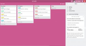 Redaktionsplanung mit TrelloWelches Tool nutzt ihr, um eure Ideen für Blogposts zu sammeln, eure geplanten Beiträge zu organisieren und eure To Dos zu planen, was Mails und Co. angeht? Mein heiliger Gral dafür heißt Trello. Trello ist ein Tool für Projektmanagement, mit dem ihr Listen erstellen, diese mit sogenannten Karten für einzelne To Dos versehen und, wenn ihr das wollt, mit anderen zusammenarbeiten könnt. Ich nutze Trello sowohl für meinen Blog alleine, als auch beruflich, um die Arbeit im Team zu koordinieren. Trello gibt es sowohl als Browser-Version, als auch als App fürs Smartphone. 01Heute zeige ich euch, wie ihr eure Redaktionsplanung rund um den Blog ganz easy mit Trello koordinieren und im Auge behalten könnt. So funktioniert TrelloLegt euch zunächst ein neues Board an, das z.B. „Blog-Organisation“ heißt. Wenn ihr das Board angelegt habt, ist es erst einmal leer (siehe Screenshot). Nun habt ihr die Möglichkeit, über „Add a list“ Listen eurer Wahl anzulegen. Macht das! 02 Hier gibt es unfassbar viele Optionen, wie ihr eure Listen strukturieren könnt. Bei mir hat sich folgende Möglichkeit bewährt. Ich habe Listen angelegt für:„Redaktionsplan“, „Blog-Ideen“, „In Progress“ und „To Do Mails“. Außerdem habe ich mir eine „Done“-Liste angelegt. Man kann erledigte Karten zwar auch über die Archiv-Funktion archivieren, aber ich schieb' die immer so gerne rüber. 03 RedaktionsplanHier trage ich meine geplanten Blogposts ein und weise ihnen ein Datum zu, wann der Post fällig ist. Klickt dafür einfach auf die Karte, dann auf „Due Date“ und legt Datum und Uhrzeit fest. Der Clou: So landet das auch in eurem Trello-Kalender – gleich mehr dazu! 04Zudem weise ich jedem Post eine Farbe zu, so sehe ich auf einen Blick, um welche Kategorie aus meinem Blog es sich handelt. Gelb steht für DIY, hellblau für Lettering, und so weiter. So habe ich immer einen schönen Mix und kann gleich sehen, ob meine Abfolge an Blogposts einigermaßen abwechslungsreich ist.04aBlog-Ideen In der Liste „Blog-Ideen“ lege ich immer, wenn mir eine gute Idee kommt, eine neue Karte an – auch diesen Ideen weise direkt eine Farbe zu, damit ich auf einen Blick sehen kann, um welche Kategorie es sich handelt. Wenn ich die Idee angehen möchte, ziehe ich sie rüber in „In Progress“. In Progress In der Liste „In Progress“ befinden sich alle Posts, die ich momentan bearbeite, völlig egal, wie der Stand ist – ob die Fotos schon gemacht sind, bearbeitet werden müssen oder ich noch gar nicht damit angefangen habe, aber das bald möchte. Dafür gibt es die Option „Checkliste“. Klickt einfach auf die Karte und dann auf „Checklist“. Hier könnt ihr nun alle Aufgaben eintragen, die ihr für den Post umsetzen müsst. Als Inspiration – das kann das zum Beispiel so aussehen: „Material kaufen, Set dekorieren, Fotos machen, Foto-Auswahl, Fotos bearbeiten, Text schreiben, Veröffentlichen, Facebook, Instagram, Pinterest, Twitter, ...“05Werdet so kleinschrittig oder wenig kleinschrittig, wie ihr gut klarkommt. Das beste Gefühl, wenn's erledigt ist: Die Checkliste abzuhaken! Denn der blaue Balken, den ihr über der Checkliste seht, füllt sich je nach Fortschritt. Innerhalb der Karten habt ihr außerdem die Möglichkeit, einen Anhang hinzuzufügen oder weitere Mitglieder zu ergänzen, die auch die Karte kommentieren können. Kalenderfunktion Wenn ihr all euren Posts in der Redaktionsplan-Liste mit Datum versehen habt, erscheinen sie in eurem Trello-Kalender. Dafür müsst ihr erst einmal das Kalender-Powerup über das Menü rechts am Rand via „Enable“ aktivieren. 06Dann habt ihr die Möglichkeit, die Kalenderfunktion über den Button „Calendar“ oben rechts aufzurufen. So habt ihr den Überblick darüber, wann welcher Post online gehen wird.