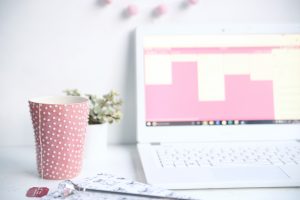 Redaktionsplanung mit TrelloWelches Tool nutzt ihr, um eure Ideen für Blogposts zu sammeln, eure geplanten Beiträge zu organisieren und eure To Dos zu planen, was Mails und Co. angeht? Mein heiliger Gral dafür heißt Trello. Trello ist ein Tool für Projektmanagement, mit dem ihr Listen erstellen, diese mit sogenannten Karten für einzelne To Dos versehen und, wenn ihr das wollt, mit anderen zusammenarbeiten könnt. Ich nutze Trello sowohl für meinen Blog alleine, als auch beruflich, um die Arbeit im Team zu koordinieren. Trello gibt es sowohl als Browser-Version, als auch als App fürs Smartphone. 01Heute zeige ich euch, wie ihr eure Redaktionsplanung rund um den Blog ganz easy mit Trello koordinieren und im Auge behalten könnt. So funktioniert TrelloLegt euch zunächst ein neues Board an, das z.B. „Blog-Organisation“ heißt. Wenn ihr das Board angelegt habt, ist es erst einmal leer (siehe Screenshot). Nun habt ihr die Möglichkeit, über „Add a list“ Listen eurer Wahl anzulegen. Macht das! 02 Hier gibt es unfassbar viele Optionen, wie ihr eure Listen strukturieren könnt. Bei mir hat sich folgende Möglichkeit bewährt. Ich habe Listen angelegt für:„Redaktionsplan“, „Blog-Ideen“, „In Progress“ und „To Do Mails“. Außerdem habe ich mir eine „Done“-Liste angelegt. Man kann erledigte Karten zwar auch über die Archiv-Funktion archivieren, aber ich schieb' die immer so gerne rüber. 03 RedaktionsplanHier trage ich meine geplanten Blogposts ein und weise ihnen ein Datum zu, wann der Post fällig ist. Klickt dafür einfach auf die Karte, dann auf „Due Date“ und legt Datum und Uhrzeit fest. Der Clou: So landet das auch in eurem Trello-Kalender – gleich mehr dazu! 04Zudem weise ich jedem Post eine Farbe zu, so sehe ich auf einen Blick, um welche Kategorie aus meinem Blog es sich handelt. Gelb steht für DIY, hellblau für Lettering, und so weiter. So habe ich immer einen schönen Mix und kann gleich sehen, ob meine Abfolge an Blogposts einigermaßen abwechslungsreich ist.04aBlog-Ideen In der Liste „Blog-Ideen“ lege ich immer, wenn mir eine gute Idee kommt, eine neue Karte an – auch diesen Ideen weise direkt eine Farbe zu, damit ich auf einen Blick sehen kann, um welche Kategorie es sich handelt. Wenn ich die Idee angehen möchte, ziehe ich sie rüber in „In Progress“. In Progress In der Liste „In Progress“ befinden sich alle Posts, die ich momentan bearbeite, völlig egal, wie der Stand ist – ob die Fotos schon gemacht sind, bearbeitet werden müssen oder ich noch gar nicht damit angefangen habe, aber das bald möchte. Dafür gibt es die Option „Checkliste“. Klickt einfach auf die Karte und dann auf „Checklist“. Hier könnt ihr nun alle Aufgaben eintragen, die ihr für den Post umsetzen müsst. Als Inspiration – das kann das zum Beispiel so aussehen: „Material kaufen, Set dekorieren, Fotos machen, Foto-Auswahl, Fotos bearbeiten, Text schreiben, Veröffentlichen, Facebook, Instagram, Pinterest, Twitter, ...“05Werdet so kleinschrittig oder wenig kleinschrittig, wie ihr gut klarkommt. Das beste Gefühl, wenn's erledigt ist: Die Checkliste abzuhaken! Denn der blaue Balken, den ihr über der Checkliste seht, füllt sich je nach Fortschritt. Innerhalb der Karten habt ihr außerdem die Möglichkeit, einen Anhang hinzuzufügen oder weitere Mitglieder zu ergänzen, die auch die Karte kommentieren können. Kalenderfunktion Wenn ihr all euren Posts in der Redaktionsplan-Liste mit Datum versehen habt, erscheinen sie in eurem Trello-Kalender. Dafür müsst ihr erst einmal das Kalender-Powerup über das Menü rechts am Rand via „Enable“ aktivieren. 06Dann habt ihr die Möglichkeit, die Kalenderfunktion über den Button „Calendar“ oben rechts aufzurufen. So habt ihr den Überblick darüber, wann welcher Post online gehen wird.