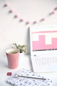 Redaktionsplanung mit TrelloWelches Tool nutzt ihr, um eure Ideen für Blogposts zu sammeln, eure geplanten Beiträge zu organisieren und eure To Dos zu planen, was Mails und Co. angeht? Mein heiliger Gral dafür heißt Trello. Trello ist ein Tool für Projektmanagement, mit dem ihr Listen erstellen, diese mit sogenannten Karten für einzelne To Dos versehen und, wenn ihr das wollt, mit anderen zusammenarbeiten könnt. Ich nutze Trello sowohl für meinen Blog alleine, als auch beruflich, um die Arbeit im Team zu koordinieren. Trello gibt es sowohl als Browser-Version, als auch als App fürs Smartphone. 01Heute zeige ich euch, wie ihr eure Redaktionsplanung rund um den Blog ganz easy mit Trello koordinieren und im Auge behalten könnt. So funktioniert TrelloLegt euch zunächst ein neues Board an, das z.B. „Blog-Organisation“ heißt. Wenn ihr das Board angelegt habt, ist es erst einmal leer (siehe Screenshot). Nun habt ihr die Möglichkeit, über „Add a list“ Listen eurer Wahl anzulegen. Macht das! 02 Hier gibt es unfassbar viele Optionen, wie ihr eure Listen strukturieren könnt. Bei mir hat sich folgende Möglichkeit bewährt. Ich habe Listen angelegt für:„Redaktionsplan“, „Blog-Ideen“, „In Progress“ und „To Do Mails“. Außerdem habe ich mir eine „Done“-Liste angelegt. Man kann erledigte Karten zwar auch über die Archiv-Funktion archivieren, aber ich schieb' die immer so gerne rüber. 03 RedaktionsplanHier trage ich meine geplanten Blogposts ein und weise ihnen ein Datum zu, wann der Post fällig ist. Klickt dafür einfach auf die Karte, dann auf „Due Date“ und legt Datum und Uhrzeit fest. Der Clou: So landet das auch in eurem Trello-Kalender – gleich mehr dazu! 04Zudem weise ich jedem Post eine Farbe zu, so sehe ich auf einen Blick, um welche Kategorie aus meinem Blog es sich handelt. Gelb steht für DIY, hellblau für Lettering, und so weiter. So habe ich immer einen schönen Mix und kann gleich sehen, ob meine Abfolge an Blogposts einigermaßen abwechslungsreich ist.04aBlog-Ideen In der Liste „Blog-Ideen“ lege ich immer, wenn mir eine gute Idee kommt, eine neue Karte an – auch diesen Ideen weise direkt eine Farbe zu, damit ich auf einen Blick sehen kann, um welche Kategorie es sich handelt. Wenn ich die Idee angehen möchte, ziehe ich sie rüber in „In Progress“. In Progress In der Liste „In Progress“ befinden sich alle Posts, die ich momentan bearbeite, völlig egal, wie der Stand ist – ob die Fotos schon gemacht sind, bearbeitet werden müssen oder ich noch gar nicht damit angefangen habe, aber das bald möchte. Dafür gibt es die Option „Checkliste“. Klickt einfach auf die Karte und dann auf „Checklist“. Hier könnt ihr nun alle Aufgaben eintragen, die ihr für den Post umsetzen müsst. Als Inspiration – das kann das zum Beispiel so aussehen: „Material kaufen, Set dekorieren, Fotos machen, Foto-Auswahl, Fotos bearbeiten, Text schreiben, Veröffentlichen, Facebook, Instagram, Pinterest, Twitter, ...“05Werdet so kleinschrittig oder wenig kleinschrittig, wie ihr gut klarkommt. Das beste Gefühl, wenn's erledigt ist: Die Checkliste abzuhaken! Denn der blaue Balken, den ihr über der Checkliste seht, füllt sich je nach Fortschritt. Innerhalb der Karten habt ihr außerdem die Möglichkeit, einen Anhang hinzuzufügen oder weitere Mitglieder zu ergänzen, die auch die Karte kommentieren können. Kalenderfunktion Wenn ihr all euren Posts in der Redaktionsplan-Liste mit Datum versehen habt, erscheinen sie in eurem Trello-Kalender. Dafür müsst ihr erst einmal das Kalender-Powerup über das Menü rechts am Rand via „Enable“ aktivieren. 06Dann habt ihr die Möglichkeit, die Kalenderfunktion über den Button „Calendar“ oben rechts aufzurufen. So habt ihr den Überblick darüber, wann welcher Post online gehen wird.